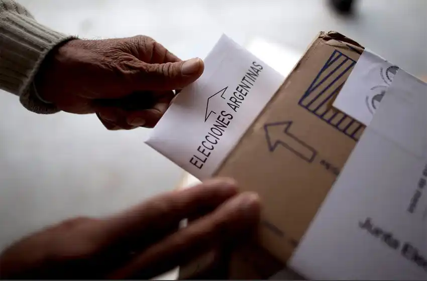 Con retrasos en algunas mesas, arrancaron los comicios para elegir gobernador en Córdoba