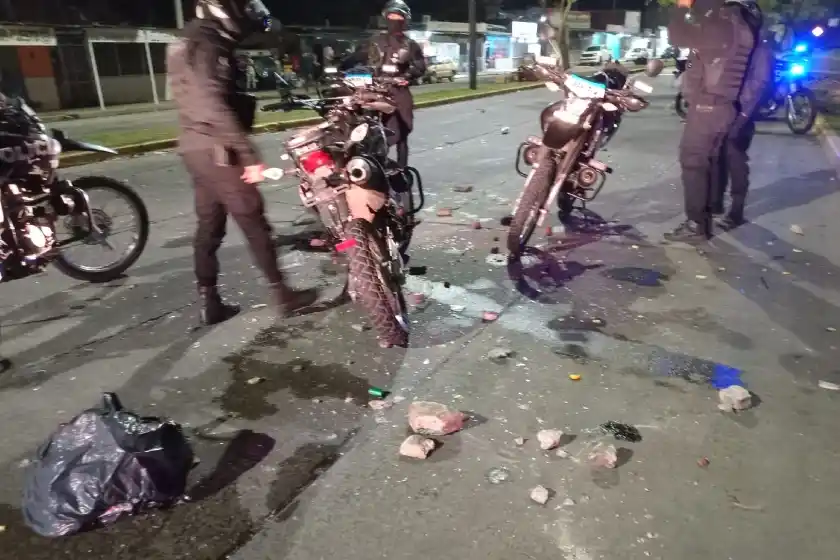 Agredieron a la policía a piedrazos mientras detenían a un motociclista que trató de escapar a contramano por La Florida