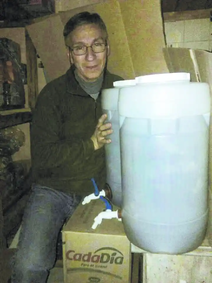 La caña con ruda con la que Hugo ahuyenta ‘pestes’ y mala onda