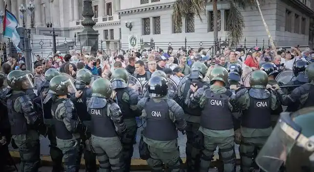 Otra vez tensión en el Congreso: las fuerzas de seguridad reprimen y se enfrentan a los jubilados