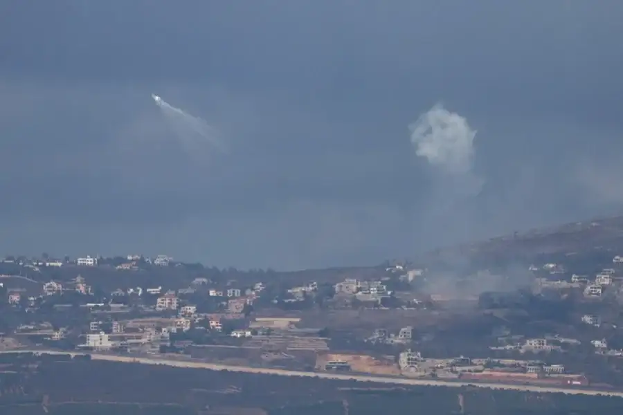 Imagen tomada desde la Alta Galiea de un ataque de artillería israelí contra la aldea de Odaisseh, en el sur del Líbano. EFE/EPA/Atef Safadi
