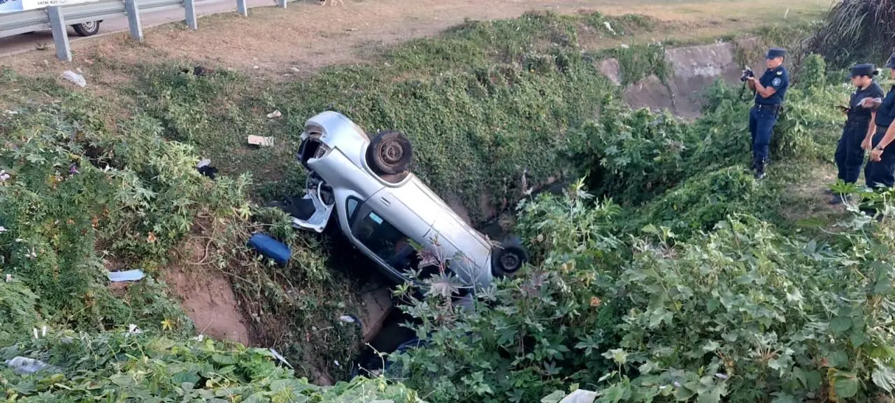 Un hombre murió tras volcar con su auto