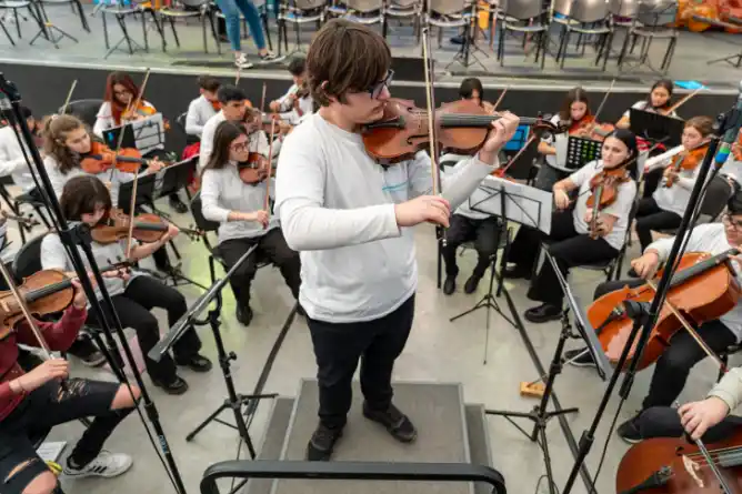 “Buenas noches, familia”: La Orquesta-Escuela de Chascomús se presentará en Canal 13