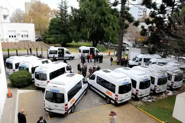 Escuelas Especiales bonaerenses recibieron camionetas 0 km