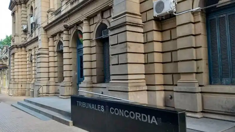 Detuvieron a un joven que intentó prender fuego a su pareja y su hijo de 6 meses