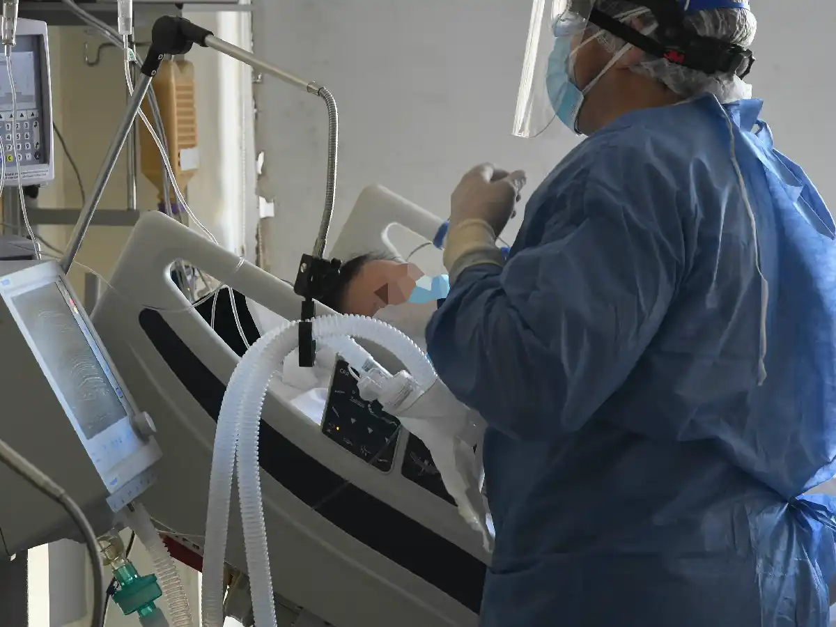 Por primera vez baja la cantidad de pacientes Covid internados en terapia intensiva, pero volvió a subir la curva de casos