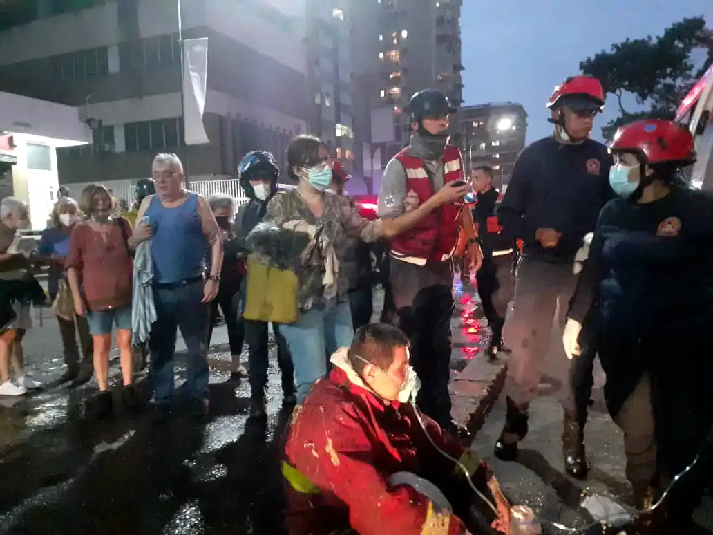 ¡VECINOS ALARMADOS! Desalojadas al menos 25 personas por incendio en la Rómulo Gallegos