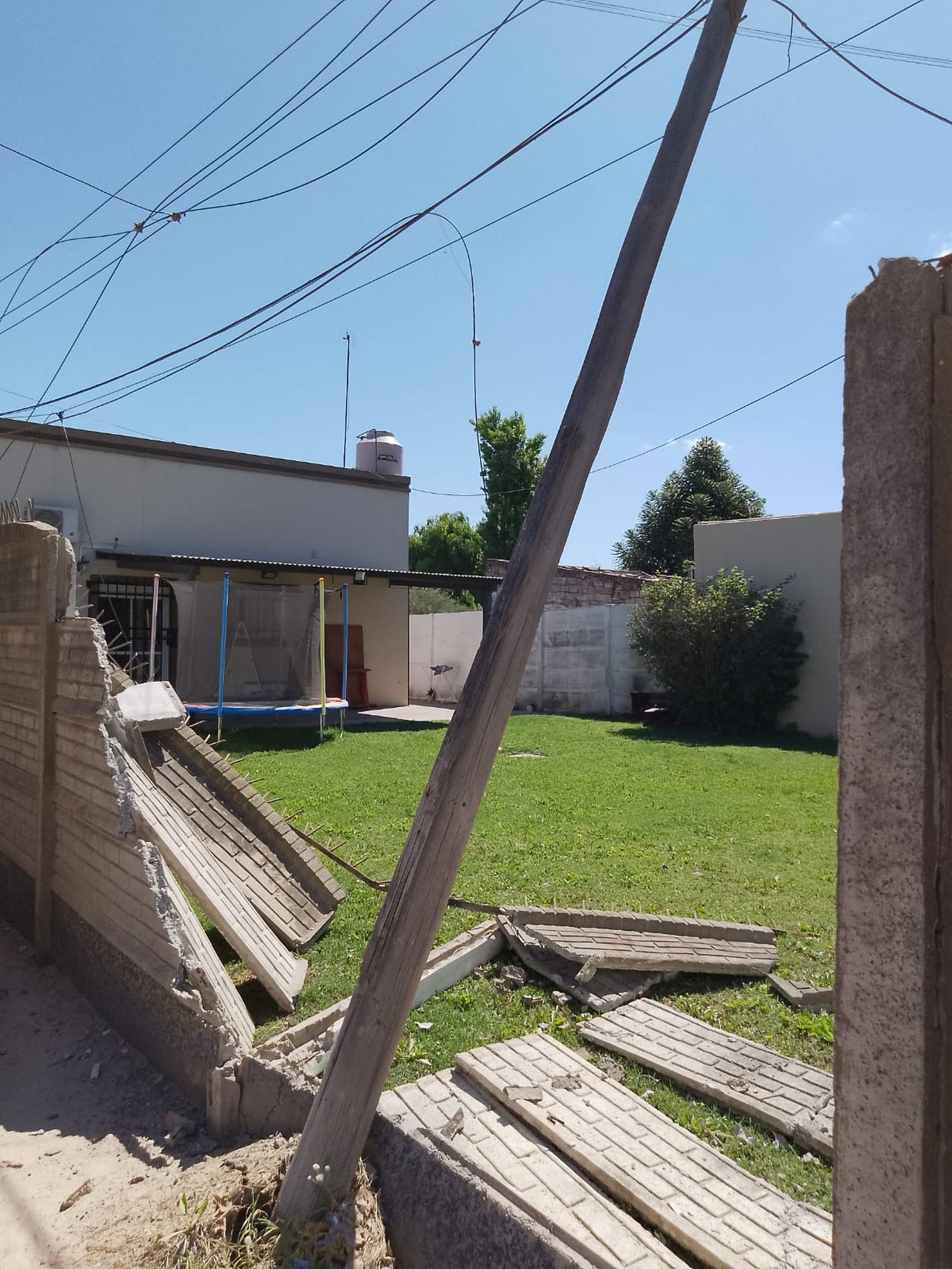 El paredón de una casa de Aeronáutica Argentina sufrió la rotura tras la caída de un poste de luz.