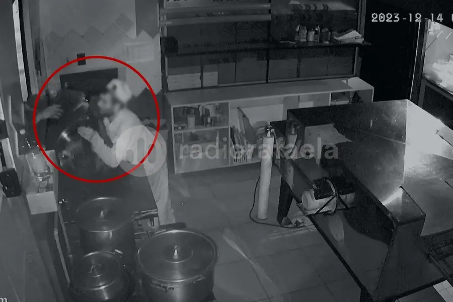 VIDEO | Impunemente, se llevó una cortadora de fiambre de una reconocida pizzería