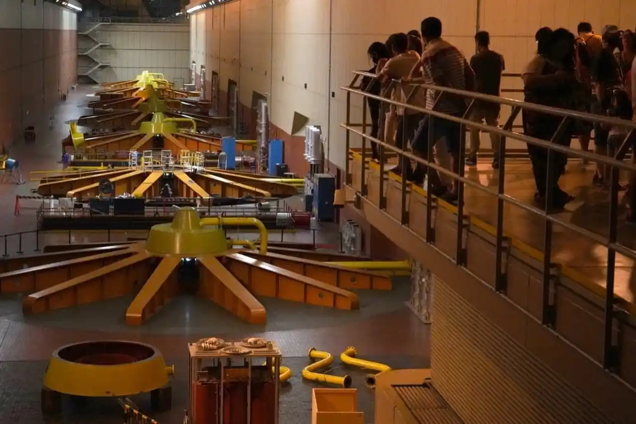 Familias y turistas disfrutaron de las visitas nocturnas a Salto Grande