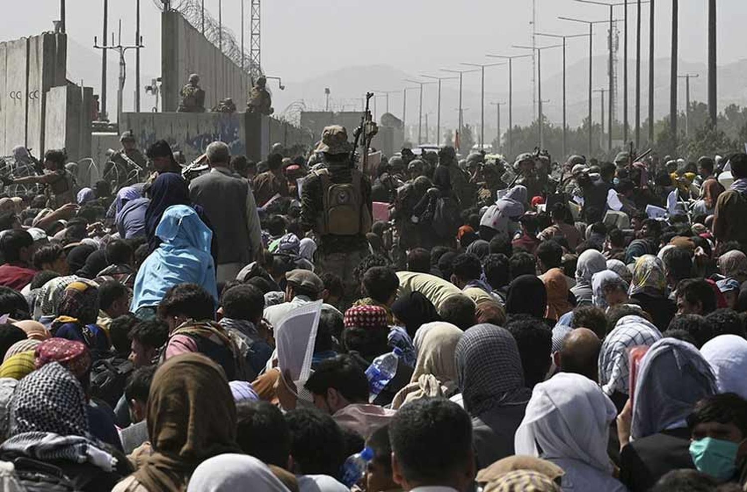 Siete muertos en el caos del aeropuerto de Kabul en medio de la huida de Afganistán