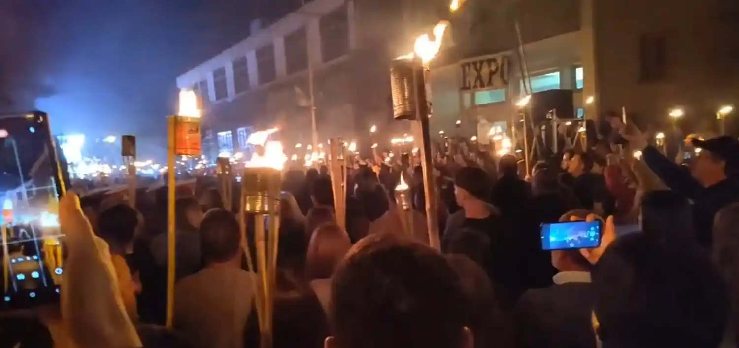 Se encendieron 649 antorchas a las 00.00