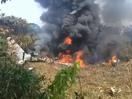 Un avión de la Fuerza Aérea de Colombia se estrelló tras despegar y hay al menos ocho fallecidos