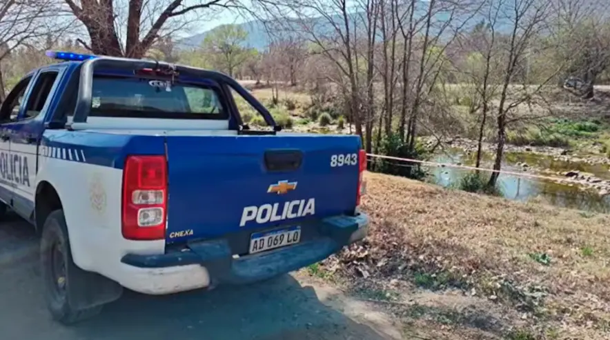 Encontraron a una mujer muerta en el río Cosquín y exigen que se investigue: “Estaba golpeada, sin ropa”