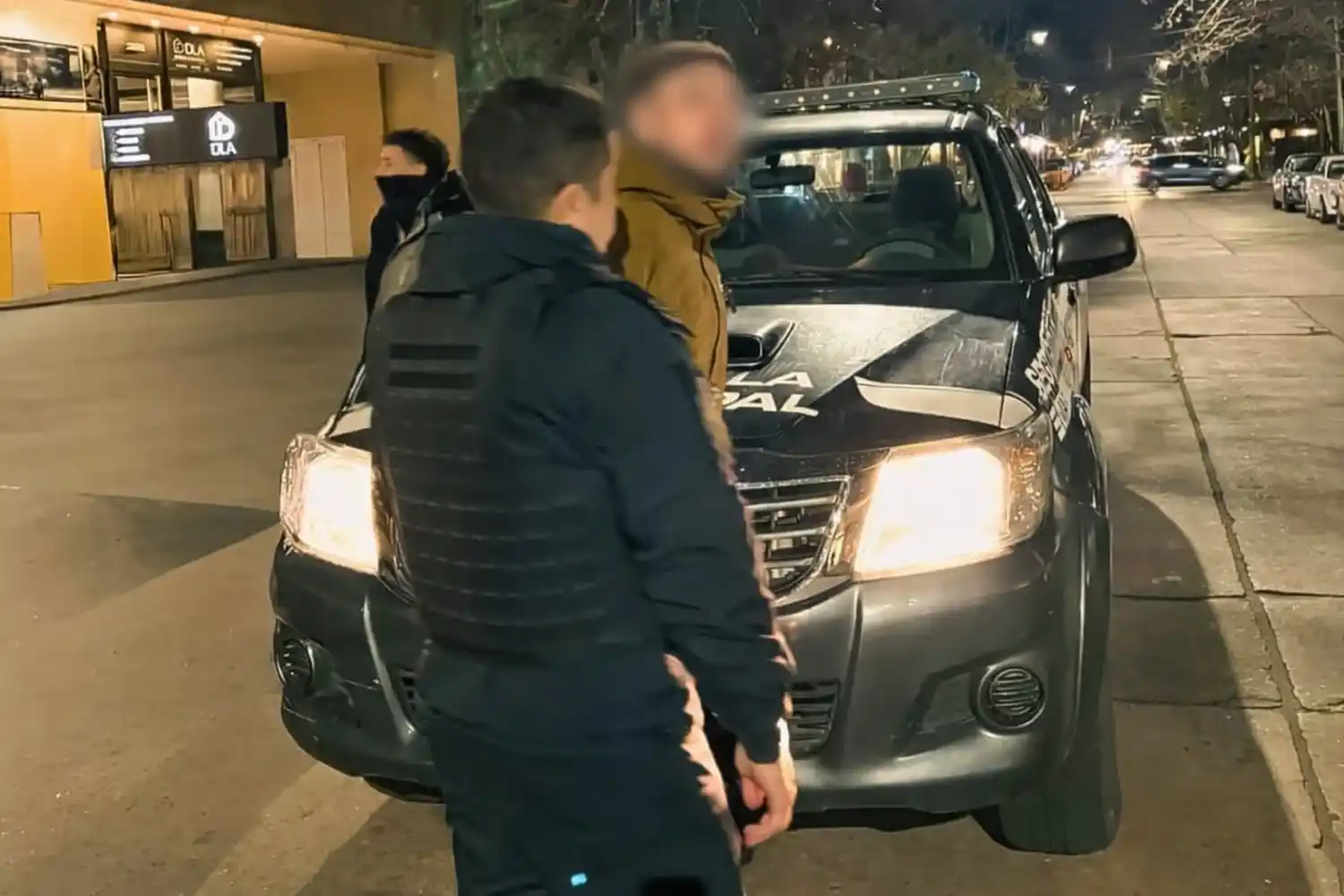 Durante la requisa preventiva se le secuestró un elemento cortopunzante y una pipa de fabricación casera.