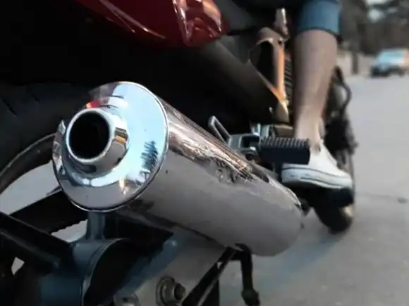 Una ciudad decidió prohibir los escapes libres en las motos: "Nos provocaba intranquilidad"