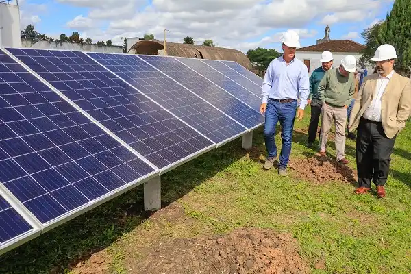 Avanza la obra del Parque Solar municipal ubicado en Obras Sanitarias