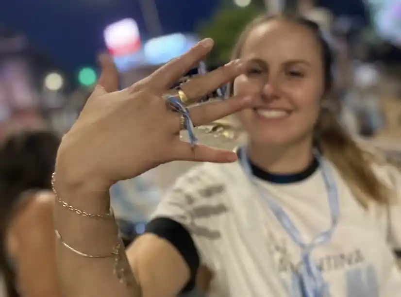 Prometió que si salía campeón la Argentina le proponía casamiento a su novia ¡y cumplió!