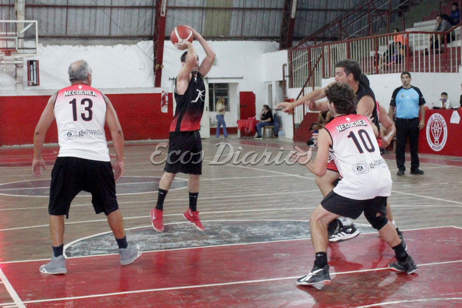 Quinta Falta (de negro) uno de los finalistas del torneo