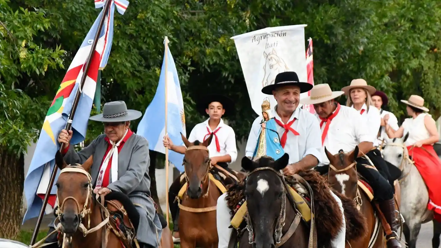 El Intendente Menescardi participó del desfile ( Foto Emiliano Fracaroli)