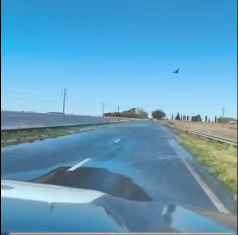 El agua atraviesa la cinta asfáltica impidiendo una normal circulación vial.