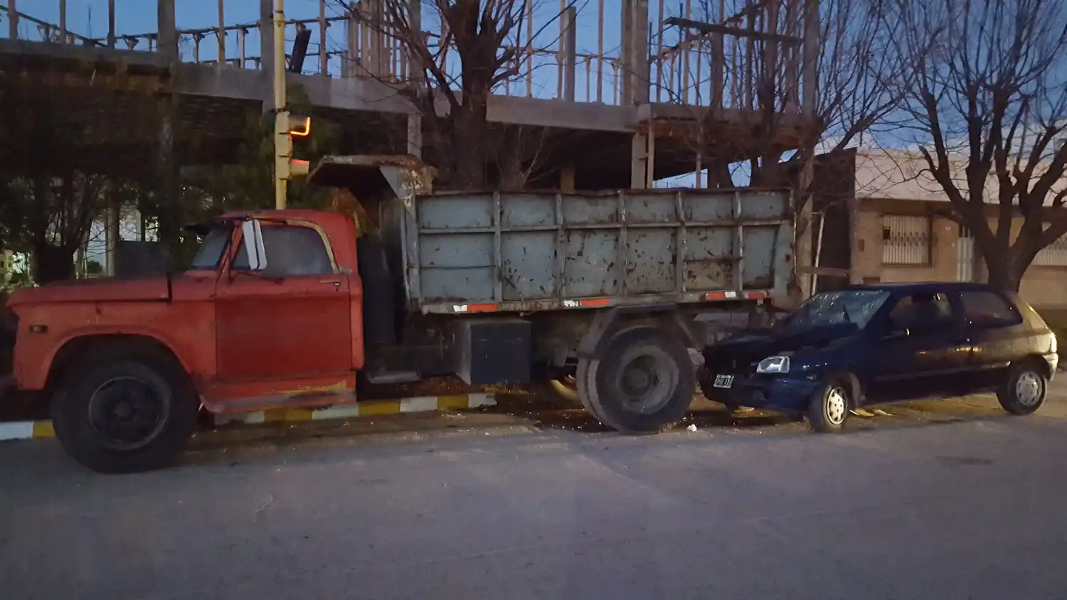 Chocó con un camión estacionado