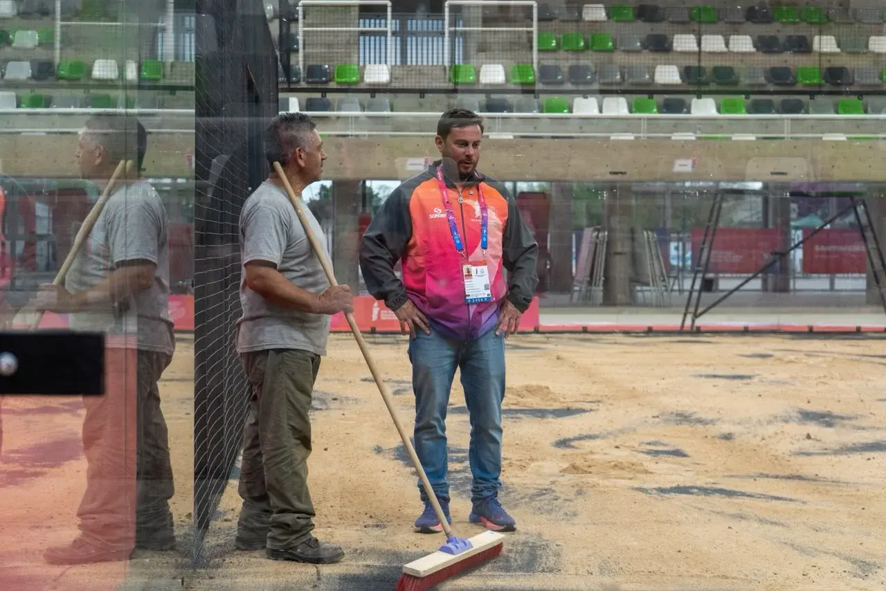 Trabajo contra reloj en el Estadio Multipropósito: 48 horas para el armado de las canchas de pádel