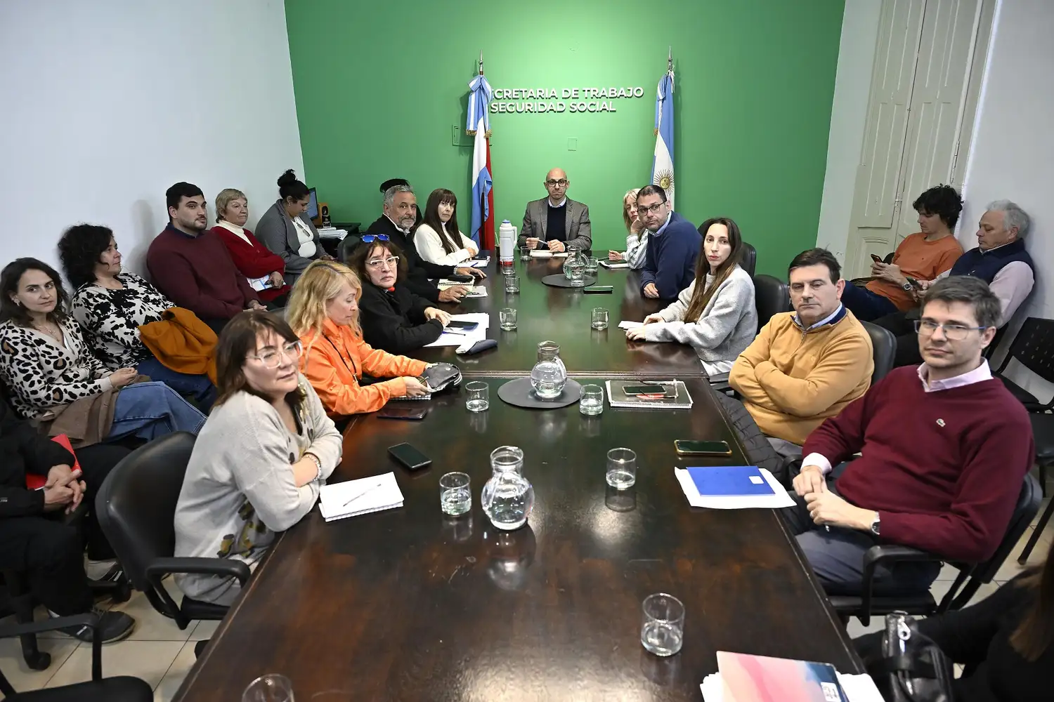 Acuerdo salarial: el gobierno provincial otorgará una suma fija de $50.000 a empleados estatales activos y $25.000 a pasivos por tres meses