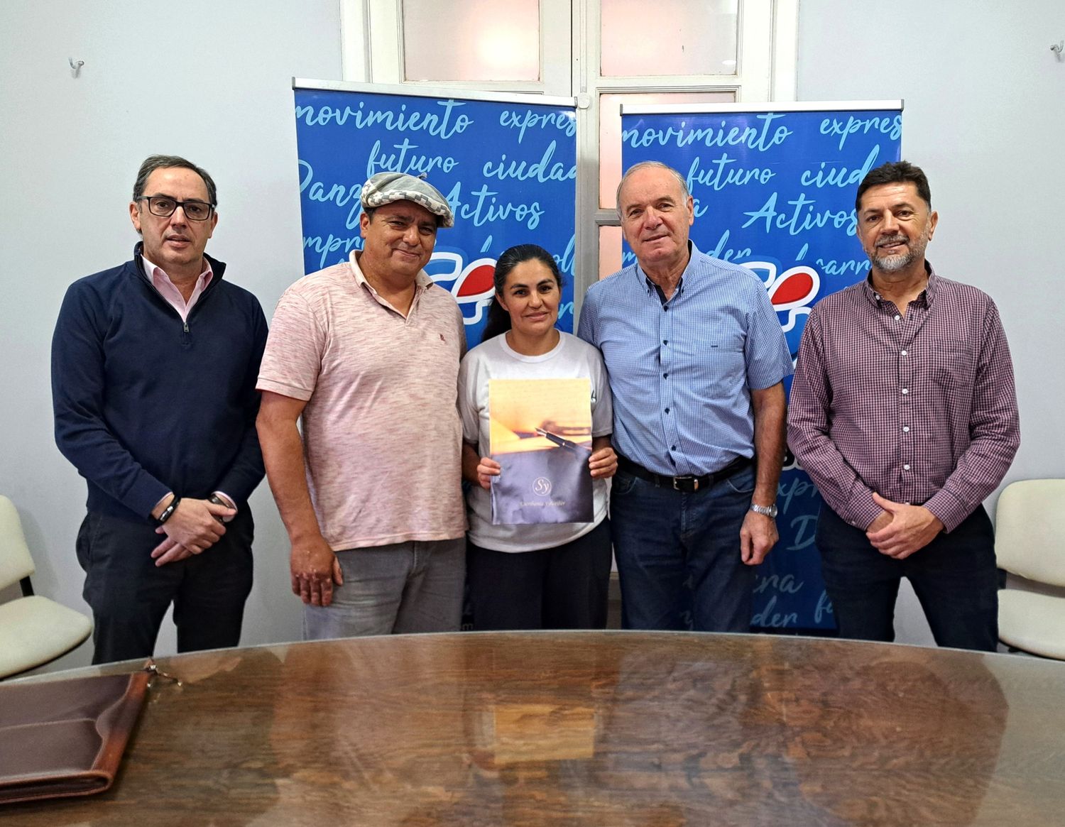 El intendente junto a la familia que accedió a la escritura.