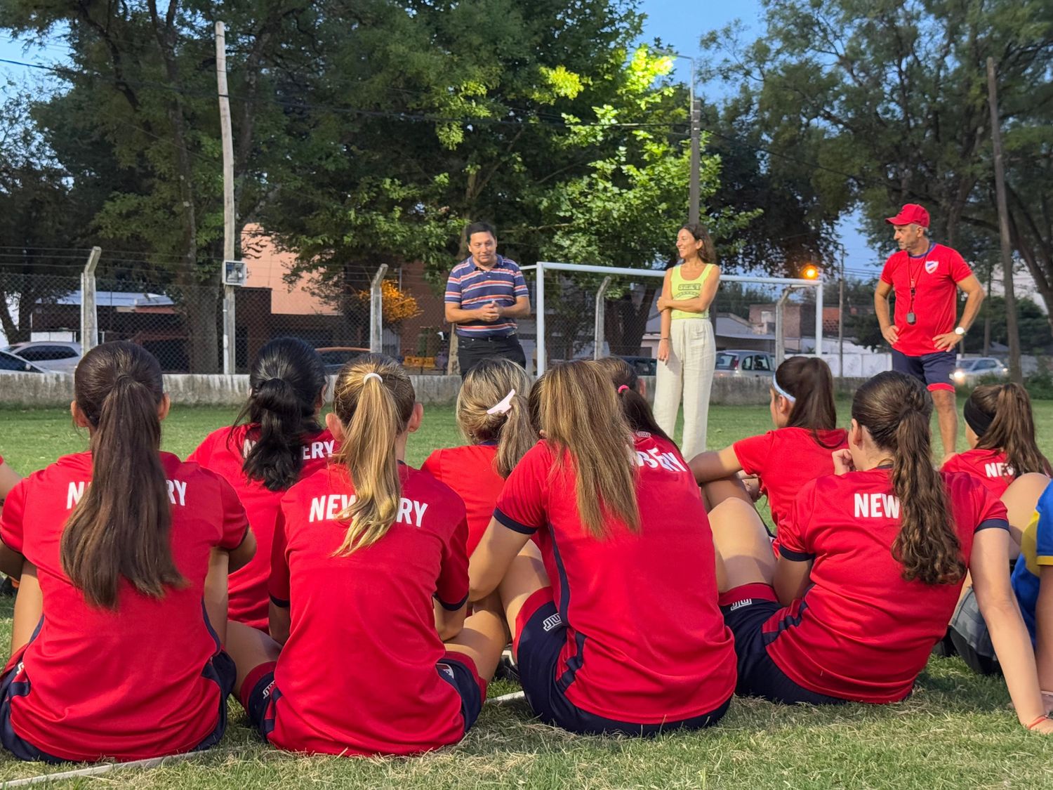 La senadora visitó a las chicas del fútbol femenino de Jorge Newbery.