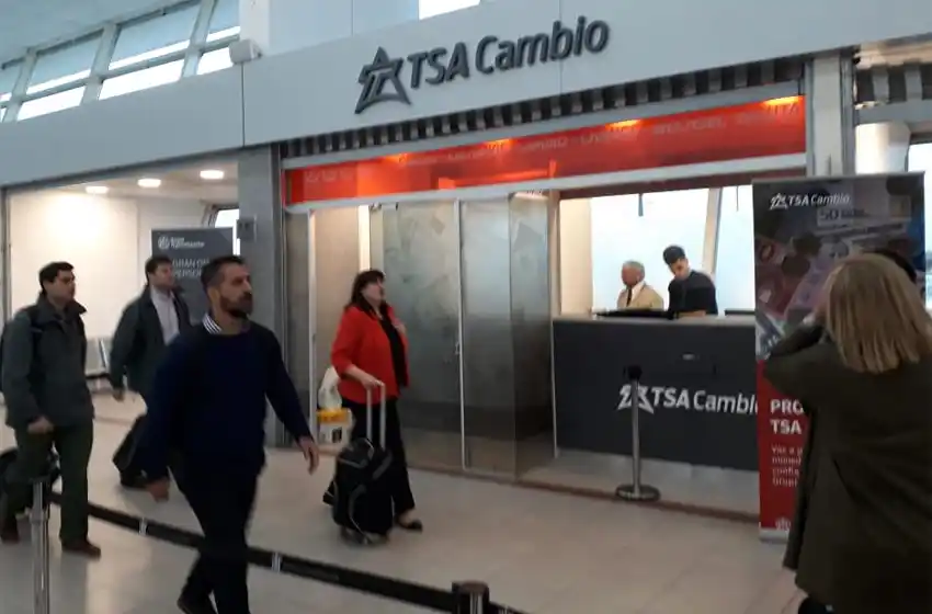 Tardó pero llegó: el aeropuerto Islas Malvinas ya tiene casa de cambio