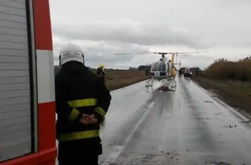 Se despistó un auto sobre la ruta 33 y dio contra un árbol: dos muertos