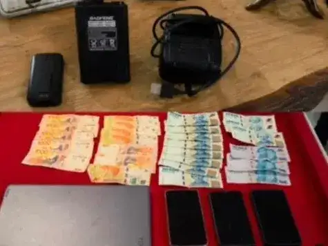 Los efectivos secuestraron dinero en efectivo, tres teléfonos celulares, cuatro pendrives, una computadora notebook y dos dispositivos inhibidores de señal.