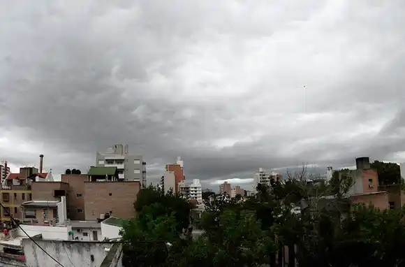 Casi 30 milímetros de lluvia, ráfagas de más de 50 kilómetros por hora y algunos reclamos por la tormenta en Rosario