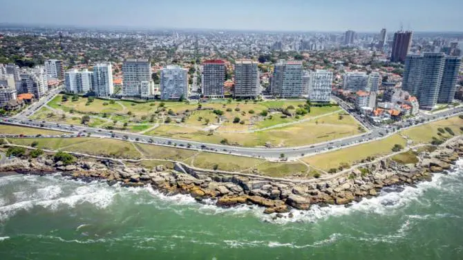 Vista aérea. Del parque ubicado frente a la costa
