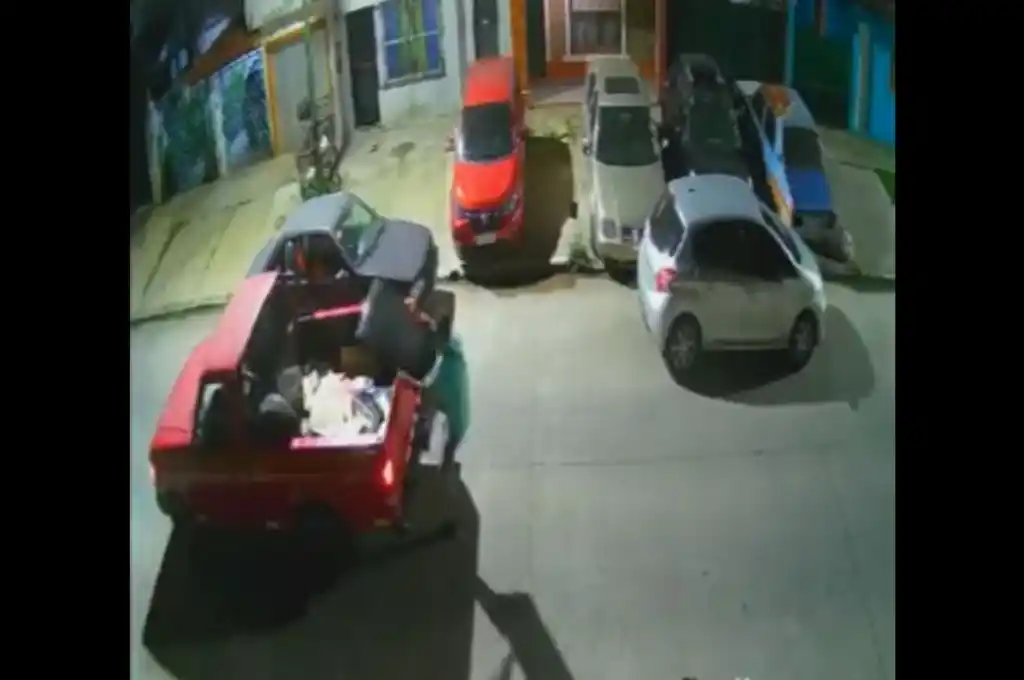 Delincuentes llevándose el techo de un auto