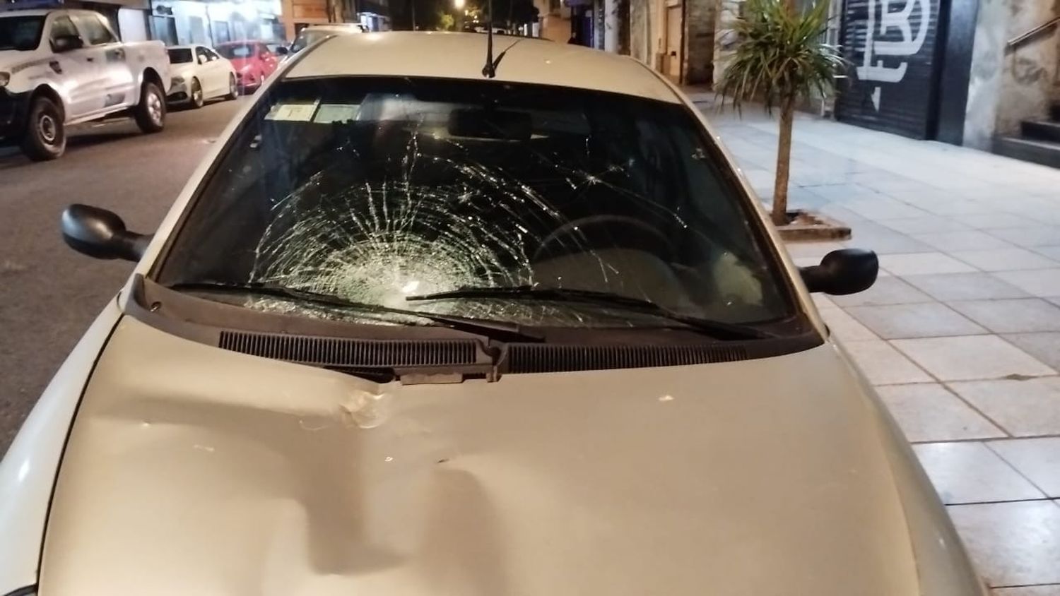 Disputa entre vecinos de la Vieja Terminal terminó con escándalo y un auto roto