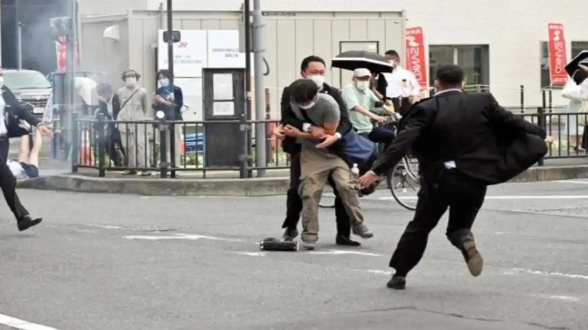 CON UNA ESCOPETA CASERA: así fue el momento en que el tirador detenido le dispara al ex primer ministro japonés Shinzo Abe (+ Videos)