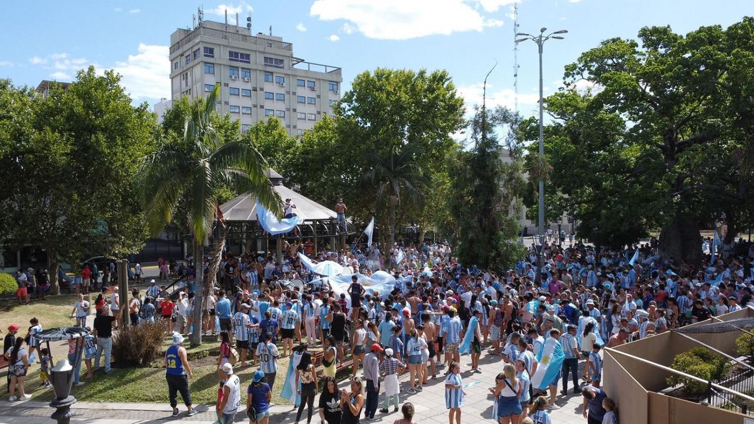 Festejos en distintos puntos de la ciudad por el Campeonato del Mundo obtenido por Argentina 