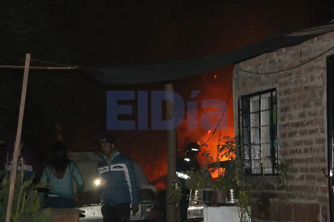 Incendio en la zona sur: se quemó una casa precaria y fueron dañados dos autos
