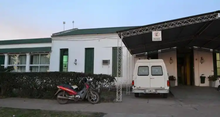 Arrancaron el reloj biométrico del Hospital de Santa Lucía: denuncia penal y sumario interno