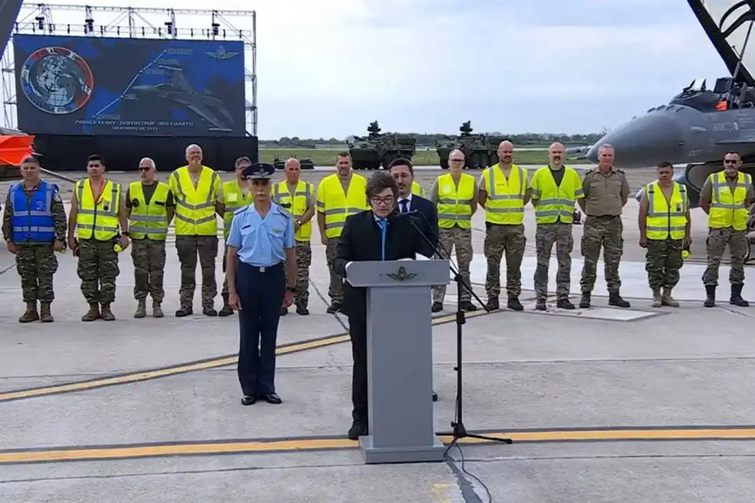Milei presentó los F-16 en Córdoba y cruzó duramente al kirchnerismo