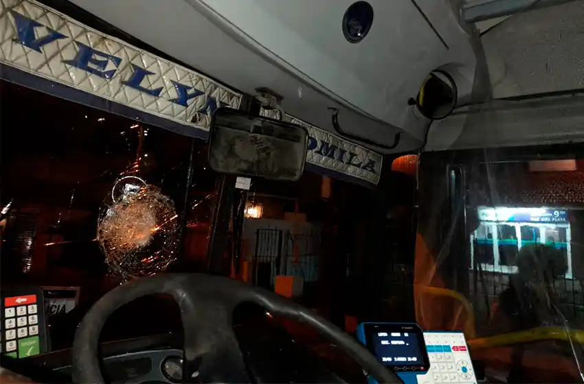 "Te vamos a matar": dos jóvenes lanzaron una piedra contra un colectivo e hirieron al chofer