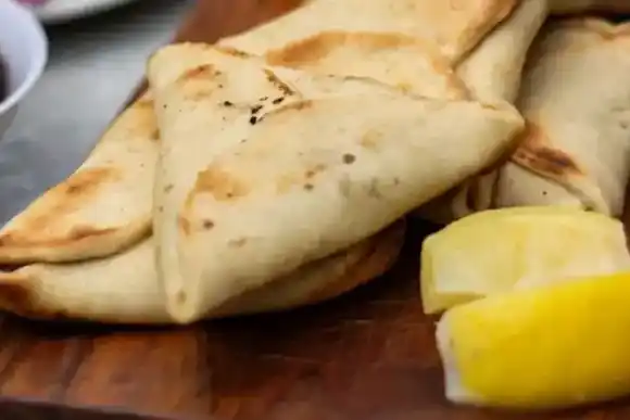 Maravillosa jugada: por la derrota de la Selección Argentina, un bar cordobés sacó las empanadas árabes de su menú