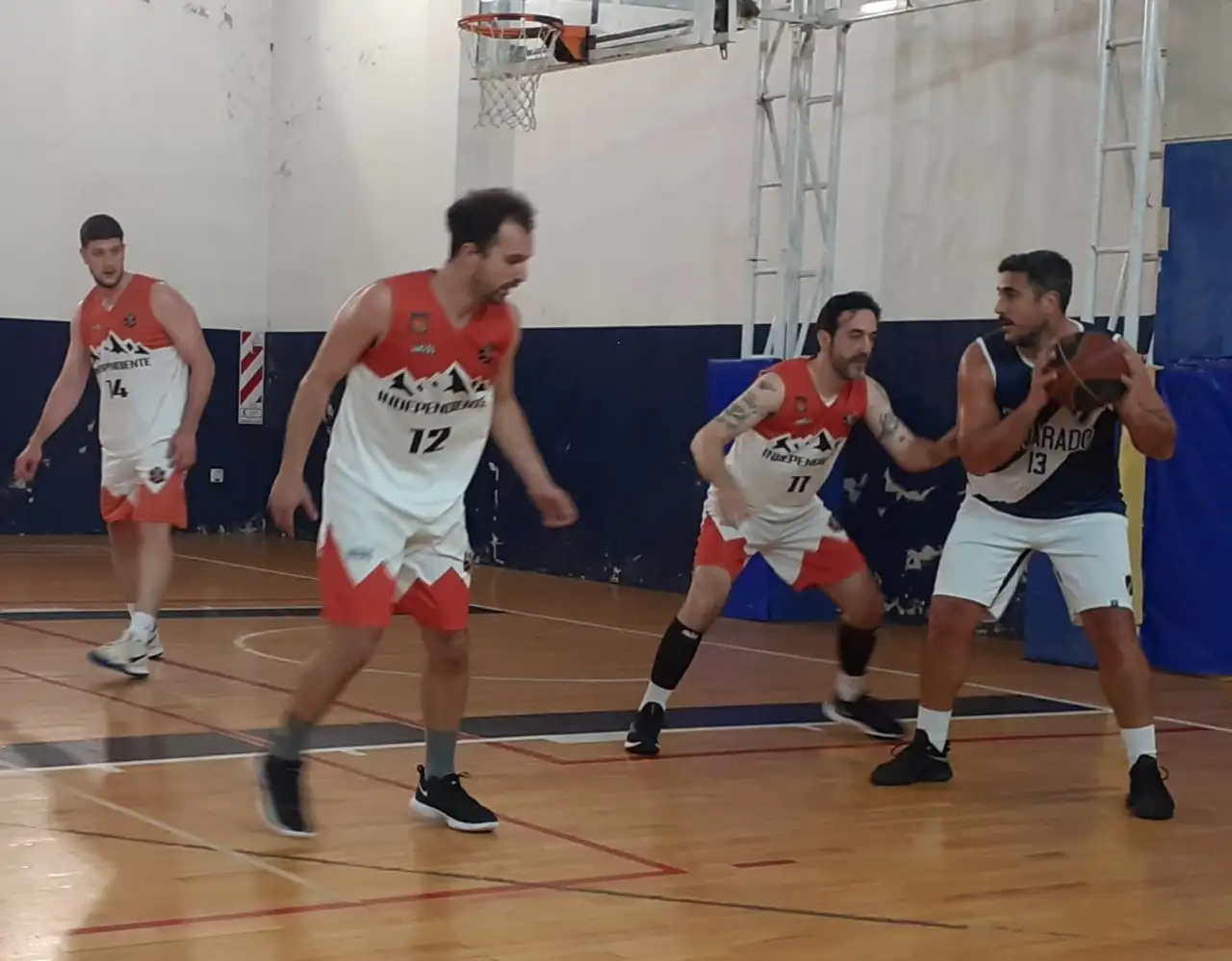 Andrizzi marca a Maciel, mientras San Martín se muestra para la ayuda. (Foto gentileza prensa Alvarado).