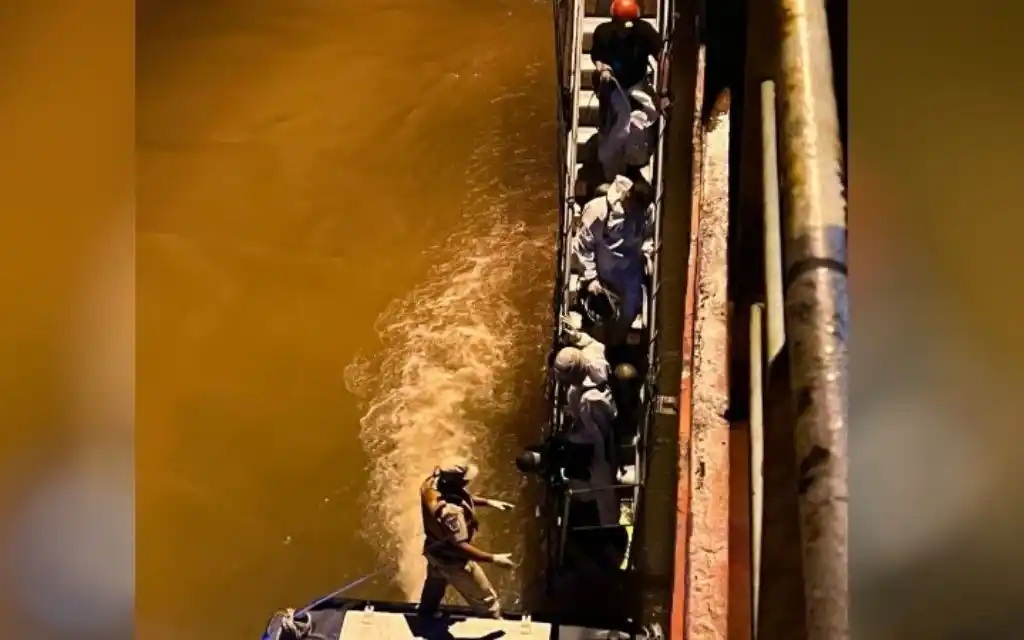 El barco African Magnolia quedó frenado en la terminal de General Lagos.