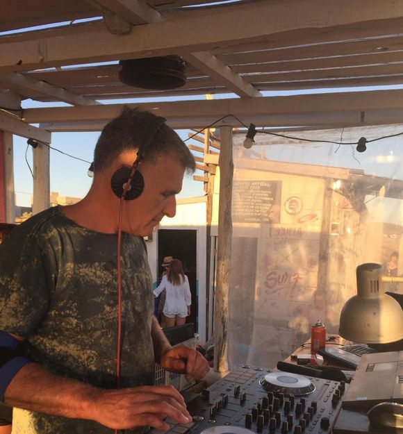 “Manorro” y el arte de hacer bailar a los amigos en su día