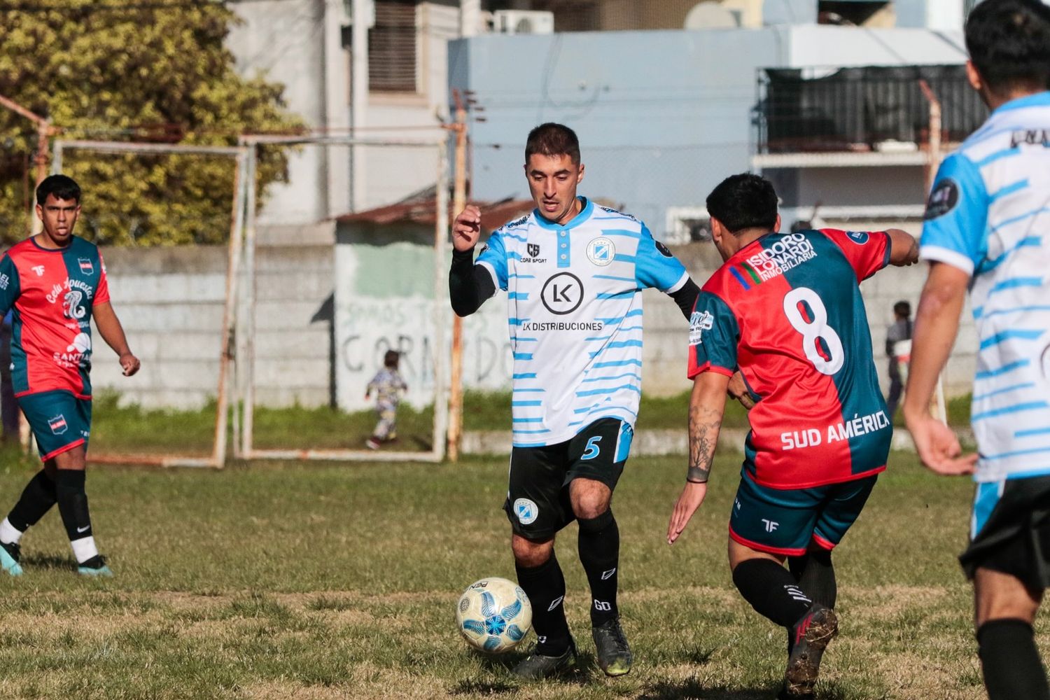 La pelota rodará en seis canchas y además en dos partidos del ascenso en la tarde de hoy (crédito: Pato Negro)..