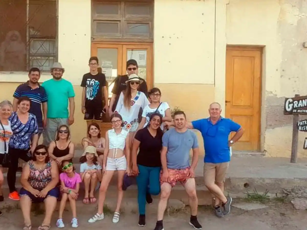 La misteriosa aparición en la foto de un grupo de maestros que visitaron Miramar
