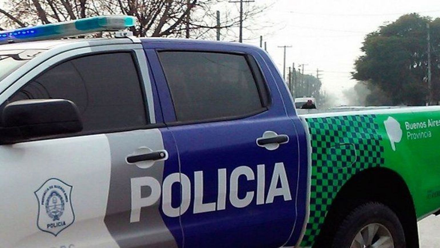 El colmo: Un policía atropelló a dos peritos que trabajan sobre otro accidente y se intentó fugar